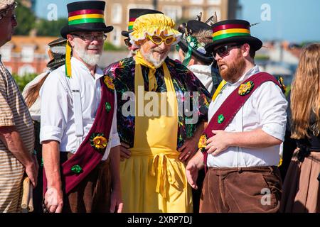 Broadstairs, Royaume-Uni. 11 août 2024. Sept champions Molly danseurs prêts pour la performance à Broadstairs. Broadstairs Folk week est un festival organisé de manière indépendante. Il a commencé en 1965 pour célébrer la danse folklorique anglaise. Au fil des ans, concerts, ateliers et défilés se sont ajoutés au programme. Crédit : SOPA images Limited/Alamy Live News Banque D'Images