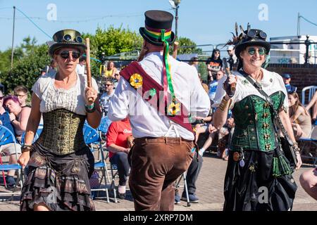 Broadstairs, Royaume-Uni. 11 août 2024. Le groupe Steampunk Morris se produit à Broadstairs. Broadstairs Folk week est un festival organisé de manière indépendante. Il a commencé en 1965 pour célébrer la danse folklorique anglaise. Au fil des ans, concerts, ateliers et défilés se sont ajoutés au programme. Crédit : SOPA images Limited/Alamy Live News Banque D'Images