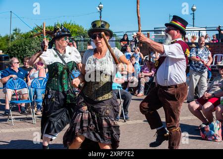 Broadstairs, Royaume-Uni. 11 août 2024. Le groupe Steampunk Morris se produit à Broadstairs. Broadstairs Folk week est un festival organisé de manière indépendante. Il a commencé en 1965 pour célébrer la danse folklorique anglaise. Au fil des ans, concerts, ateliers et défilés se sont ajoutés au programme. Crédit : SOPA images Limited/Alamy Live News Banque D'Images