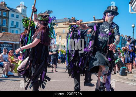 Broadstairs, Royaume-Uni. 11 août 2024. Black Swan Border Morris se produit à Broadstairs. Broadstairs Folk week est un festival organisé de manière indépendante. Il a commencé en 1965 pour célébrer la danse folklorique anglaise. Au fil des ans, concerts, ateliers et défilés se sont ajoutés au programme. Crédit : SOPA images Limited/Alamy Live News Banque D'Images