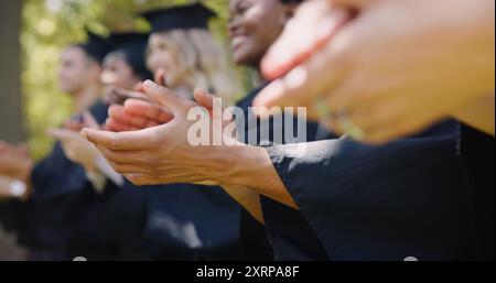 L'éducation, les mains et les étudiants applaudissent à l'obtention du diplôme pour une étape académique et la réalisation du diplôme. Diplômé de l'université, applaudissements et gens à Banque D'Images