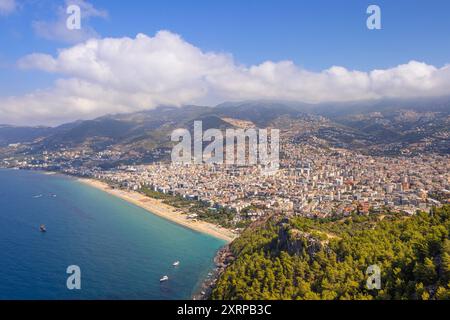 Die Stadt Alanya Türkei im Sommer von der auf einer Halbinsel vorgelagerten Burg Hat man einen Rundumblick über die Stadt Alanya und auf den weltweit bekannten Strand Kleopatra Beach . Alanya Antalya Türkei *** la ville d'Alanya Turquie en été depuis le château sur une péninsule au large de la côte, vous avez une vue panoramique sur la ville d'Alanya et la célèbre plage Cléopâtre Alanya Antalya Turquie 2024-08-09 tuerkei alanya 01 Banque D'Images