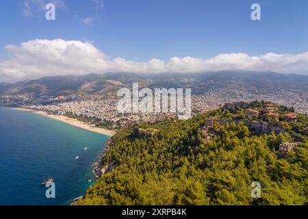 Die Stadt Alanya Türkei im Sommer von der auf einer Halbinsel vorgelagerten Burg Hat man einen Rundumblick über die Stadt Alanya und auf den weltweit bekannten Strand Kleopatra Beach . Alanya Antalya Türkei *** la ville d'Alanya Turquie en été depuis le château sur une péninsule au large de la côte, vous avez une vue panoramique sur la ville d'Alanya et la célèbre plage Cléopâtre Alanya Antalya Turquie 2024-08-09 tuerkei alanya 03 Banque D'Images