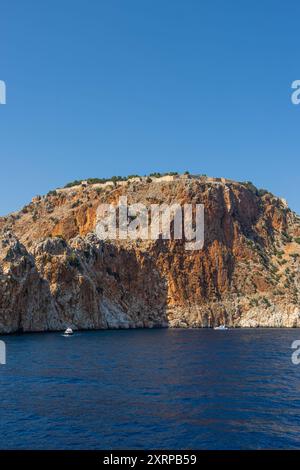 Die Burg von Alanya vom Meer aus gesehen Vom Meer aus gesehen lässt sich auf der vorgelagerten Halbinsel die Burgmauer der Burg von Alanya erkennen. Alanya Antalya Türkei *** Château d'Alanya vu de la mer le mur du château d'Alanya peut être vu de la mer sur la péninsule au large Alanya Antalya Turquie 2024-08-09 tuerkei alanya festung 07 Banque D'Images