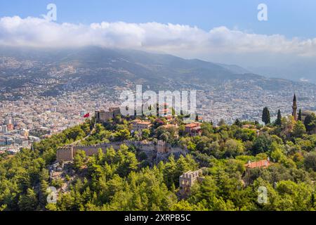 Die Stadt Alanya Türkei im Sommer von der auf einer Halbinsel vorgelagerten Burg Hat man einen Rundumblick über die Stadt Alanya. Alanya Antalya Türkei *** la ville d'Alanya Turquie en été depuis le château sur une péninsule, vous avez une vue panoramique sur la ville d'Alanya Alanya Antalya Turquie 2024-08-09 tuerkei alanya festung 03 Banque D'Images