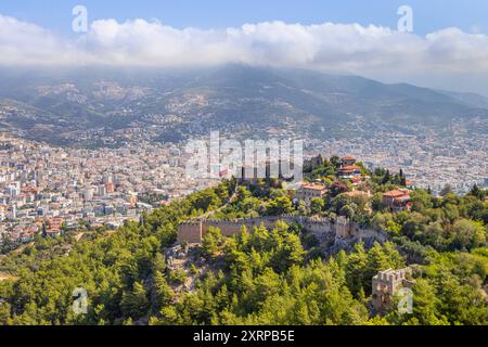 Die Stadt Alanya Türkei im Sommer von der auf einer Halbinsel vorgelagerten Burg Hat man einen Rundumblick über die Stadt Alanya. Alanya Antalya Türkei *** la ville d'Alanya Turquie en été depuis le château sur une péninsule, vous avez une vue panoramique sur la ville d'Alanya Alanya Antalya Turquie 2024-08-09 tuerkei alanya festung 04 Banque D'Images