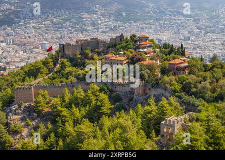 Die Stadt Alanya Türkei im Sommer von der auf einer Halbinsel vorgelagerten Burg Hat man einen Rundumblick über die Stadt Alanya. Alanya Antalya Türkei *** la ville d'Alanya Turquie en été depuis le château sur une péninsule, vous avez une vue panoramique sur la ville d'Alanya Alanya Antalya Turquie 2024-08-09 tuerkei alanya festung 05 Banque D'Images