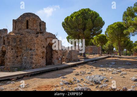 Die Ickale Kirche in der Burg von Alanya Die Äckale Kirche befindet sich in der Burg von Alanya, auf der Nordseite des Äckale Palastes, der vom anatolischen Seldschuken Sultan Alaeddin Keykubad I. erbaut wurde. Die Kirche, deren Grundriss die Form eines Kreuzes Hat, gehört zu den Symbolen, die sich bis heute als Beweis für den Toleranten Umgang der Seldschuken mit unterschiedlichen Glaubensrichtungen erhalten haben. Alanya Antalya Türkei *** L'église Ickale dans le château d'Alanya L'église Äckale est située dans le château d'Alanya, sur le côté nord du palais de Äckale, qui a été construit par les Anatoliens Banque D'Images