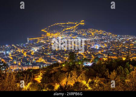 Die Stadt Alanya Türkei am Abend Die Lichter der Stadt Alanya an der Türkischen Riviera leuchten am Abend. Alanya Antalya Türkei *** la ville d'Alanya Turquie dans la soirée les lumières de la ville d'Alanya sur la Riviera turque brillent dans la soirée Alanya Antalya Turquie 2024-08-10 tuerkei alanya 07 Banque D'Images