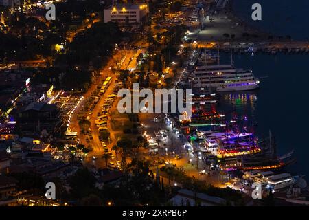 Der Hafen von Alanya Türkei am Abend Die Lichter im Hafen von Alanya Türkei leuchten am Abend. Alanya Antalya Türkei *** le port d'Alanya Turquie dans la soirée les lumières dans le port d'Alanya Turquie brillent dans la soirée Alanya Antalya Turquie 2024-08-10 tuerkei alanya 06 Banque D'Images