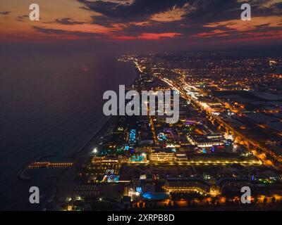 Die Türkische Riviera am Abend Die Lichter der Tourismusunterkünfte an der Türkischen Riviera in der Nähe von Alanya leuchten am Abend nach Sonnenuntergang Bunt. Alanya Antalya Türkei *** la Riviera turque dans la soirée les lumières des hébergements touristiques sur la Riviera turque près d'Alanya brillent de couleur dans la soirée après le coucher du soleil Alanya Antalya Turquie 2024-08-11 tuerkische-riviera lichter 01 Banque D'Images