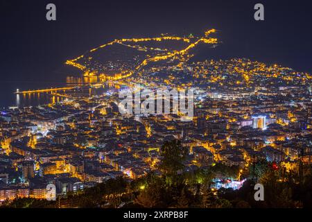 Die Stadt Alanya Türkei am Abend Die Lichter der Stadt Alanya an der Türkischen Riviera leuchten am Abend. Alanya Antalya Türkei *** la ville d'Alanya Turquie dans la soirée les lumières de la ville d'Alanya sur la Riviera turque brillent dans la soirée Alanya Antalya Turquie 2024-08-10 tuerkei alanya 09 Banque D'Images