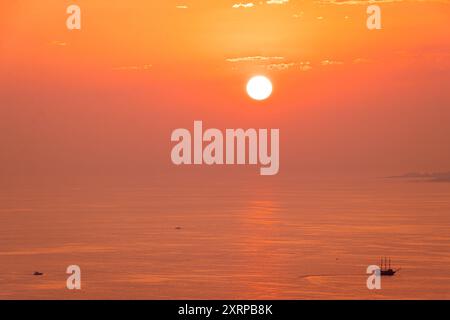 Sonnenuntergang an der Türkischen Riviera Beim Blick von der Burg von Alanya fällt die orange-rote Abensonne am Horizont an der türkischen Riviera ins Meer. Alanya Antalya Türkei *** coucher de soleil sur la Riviera turque en regardant vers le bas depuis le château d'Alanya, le soleil du soir rouge orangé tombe dans la mer à l'horizon sur la Riviera turque alanya antalya Turquie 2024-08-10 tuerkei alanya sonnenuntergang 03 Banque D'Images