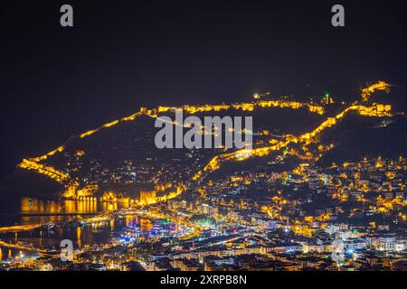 Die Stadt Alanya Türkei am Abend Die Lichter der Stadt Alanya an der Türkischen Riviera leuchten am Abend. Alanya Antalya Türkei *** la ville d'Alanya Turquie dans la soirée les lumières de la ville d'Alanya sur la Riviera turque brillent dans la soirée Alanya Antalya Turquie 2024-08-10 tuerkei alanya 10 Banque D'Images