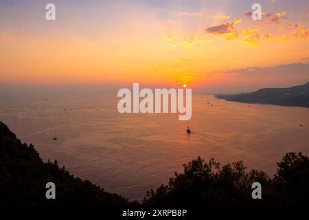 Sonnenuntergang an der Türkischen Riviera Beim Blick von der Burg von Alanya fällt die orange-rote Abensonne am Horizont an der türkischen Riviera ins Meer. Alanya Antalya Türkei *** coucher de soleil sur la Riviera turque en regardant vers le bas depuis le château d'Alanya, le soleil du soir rouge orangé tombe dans la mer à l'horizon sur la Riviera turque alanya antalya Turquie 2024-08-10 tuerkei alanya sonnenuntergang 05 Banque D'Images