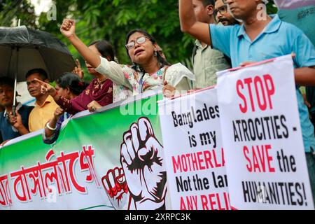 Dhaka, Bangladesh. 11 août 2024. Les membres de la communauté hindoue du Bangladesh se rassemblent pour protester contre les attaques contre les maisons, les temples, les magasins et diverses parties du pays hindous après la démission de l'ancien premier ministre Sheikh Hasina et sa fuite du pays au milieu de violentes manifestations contre le système de quotas d'emploi du gouvernement, à Dhaka, Bangladesh, le 11 août 2024. Photo de Suvra Kanti Das/ABACAPRESS. COM Credit : Abaca Press/Alamy Live News Banque D'Images