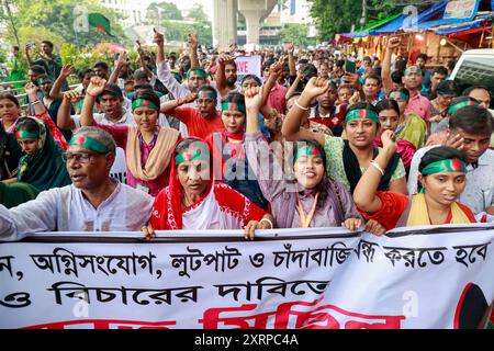 Dhaka, Bangladesh. 11 août 2024. Les membres de la communauté hindoue du Bangladesh se rassemblent pour protester contre les attaques contre les maisons, les temples, les magasins et diverses parties du pays hindous après la démission de l'ancien premier ministre Sheikh Hasina et sa fuite du pays au milieu de violentes manifestations contre le système de quotas d'emploi du gouvernement, à Dhaka, Bangladesh, le 11 août 2024. Photo de Suvra Kanti Das/ABACAPRESS. COM Credit : Abaca Press/Alamy Live News Banque D'Images