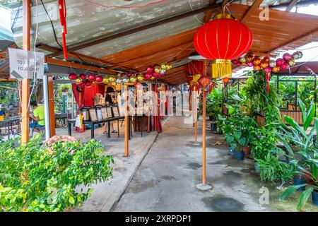 Chemin couvert menant à l'aire de restauration JJ Garden à Tanjung Bungah, Penang, Malaisie, décoré de lanternes chinoises rouges. Banque D'Images