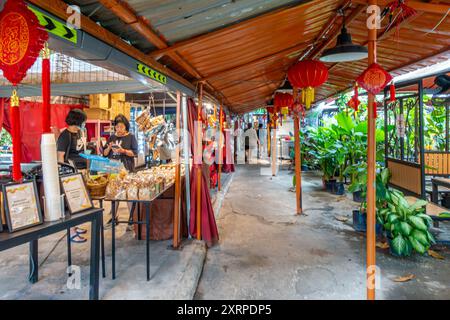 Chemin couvert menant à l'aire de restauration JJ Garden à Tanjung Bungah, Penang, Malaisie, décoré de lanternes chinoises rouges. Banque D'Images