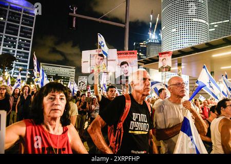 Tel Aviv, Israël. 10 août 2024. Les manifestants tiennent des pancartes pendant la manifestation. Des milliers d'Israéliens ont manifesté avec les familles des otages contre le premier ministre Benjamin Netanyahu, exigeant un accord immédiat sur les otages et un cessez-le-feu - alors qu'Israël attend l'attaque iranienne et du Hezbollah. Crédit : SOPA images Limited/Alamy Live News Banque D'Images