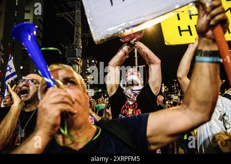 Tel Aviv, Israël. 10 août 2024. Les manifestants chantent et font sauter une vuvuzela pendant le rassemblement. Des milliers d'Israéliens ont manifesté avec les familles des otages contre le premier ministre Benjamin Netanyahu, exigeant un accord immédiat sur les otages et un cessez-le-feu - alors qu'Israël attend l'attaque iranienne et du Hezbollah. Crédit : SOPA images Limited/Alamy Live News Banque D'Images