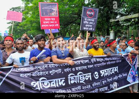 Sylhet, Bangladesh. 11 août 2024. Les membres de la communauté hindoue bangladaise se rassemblent pour protester contre les attaques contre les maisons, temples et magasins hindous dans diverses parties du pays après la démission de l'ancien premier ministre Sheikh Hasina et sa fuite du pays au milieu de violentes manifestations contre le système de quotas d'emploi du gouvernement. La procession a commencé dans les locaux de l'organisation religieuse ISKCON et s'est terminée dans les locaux centraux de Sylhet Shaheed Minar. Banque D'Images