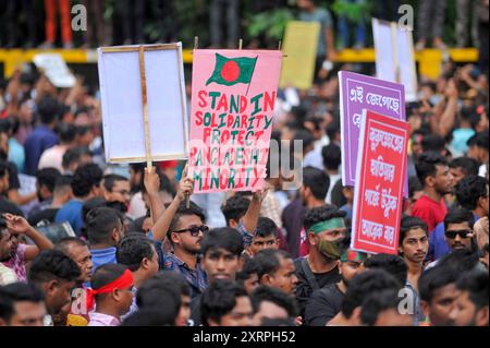 Sylhet, Bangladesh. 11 août 2024. Les membres de la communauté hindoue bangladaise se rassemblent pour protester contre les attaques contre les maisons, temples et magasins hindous dans diverses parties du pays après la démission de l'ancien premier ministre Sheikh Hasina et sa fuite du pays au milieu de violentes manifestations contre le système de quotas d'emploi du gouvernement. La procession a commencé dans les locaux de l'organisation religieuse ISKCON et s'est terminée dans les locaux centraux de Sylhet Shaheed Minar. Banque D'Images