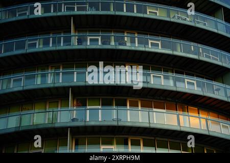 Immeuble d'appartements moderne avec façade en verre courbée. Design architectural contemporain. Architecture minimaliste résidentielle européenne Banque D'Images