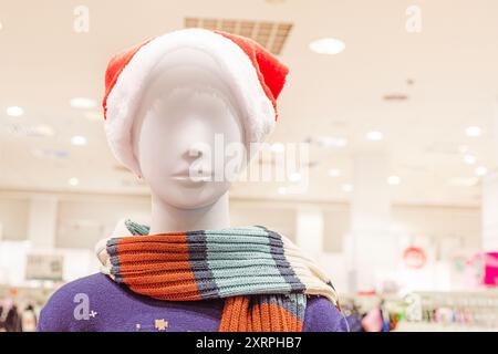 Chapeau de Père Noël sur un mannequin dans un supermarché. Préparation pour le nouvel an et Noël Banque D'Images