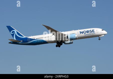 Un Boeing 787-9 Dreamliner de Norse Atlantic Airways quitte Gatwick Banque D'Images
