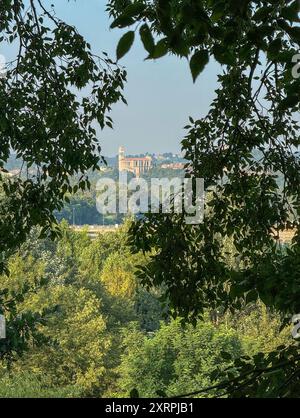 Via del Garda, Salionze. 12 août 2024. Conditions de canicule dans le nord de l'Italie en même temps que la canicule actuelle au Royaume-Uni. Les températures dans le nord de l'Italie avaient déjà atteint 28C à 8h du matin dans le village de Salzione près du lac de Garde. Crédit : james jagger/Alamy Live News Banque D'Images