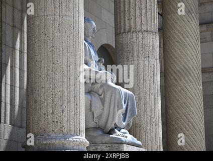 Wiesbaden, Allemagne. 29 juillet 2024. La sculpture Goethe (1919) du sculpteur H. Hahn (1868-1942) est intronisée entre les piliers à l'entrée du musée d'État de Wiesbaden. Selon la ville de Wiesbaden, Goethe avait fait campagne pour la création d'un musée lors de ses séjours thermaux à Wiesbaden 1814 et 1815. Cette année marque un double anniversaire : le 275e anniversaire du poète et le 250e anniversaire de son œuvre "les douleurs du jeune Werther". De nombreux endroits en Hesse ont quelque chose à voir avec les deux. Crédit : Arne Dedert/dpa/Alamy Live News Banque D'Images