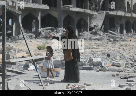 Les Palestiniens vivant dans la région migrent vers le district d'Al Mawasi, la partie ouest de la ville avec leurs biens suite à l'avertissement d'évacuation de l'armée israélienne dans la région de Hamad à Khan Yunis, Gaza, le 11 août 2024. Israël a élargi les ordres d'évacuation à Khan Younis, dans le sud de la bande de Gaza, du jour au lendemain, forçant des dizaines de milliers de résidents palestiniens et de familles déplacées à partir dans l'obscurité alors que les explosions des bombardements de chars se sont répercutées autour d'eux. L’armée israélienne a déclaré qu’elle attaquait des militants du groupe Hamas, qui administrait Gaza avant la guerre, qui utilisaient ces zones Banque D'Images