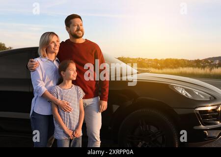 Famille heureuse appréciant le Road trip. Parents et fille près de la voiture Banque D'Images