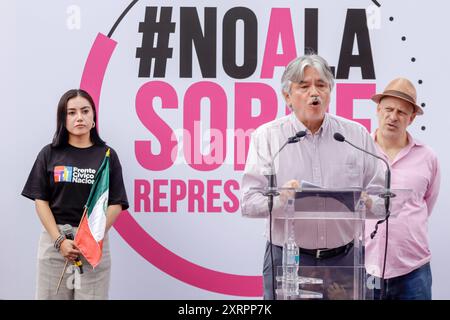 Marea Rosa proteste contre la surreprésentation législative de l'ancien président de l'Institut électoral fédéral du Parti Morena, Leonardo Valdes Zurita s'exprimant lors d'un rassemblement devant l'Institut électoral national INE pour protester contre la surreprésentation législative que le mouvement de régénération nationale MORENA pourrait avoir. Le 11 août 2024 à Mexico, Mexique. Mexico CDMX Mexique Copyright : xLuisxBarronx Banque D'Images