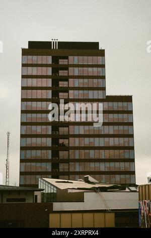 Installation de fenêtres à double vitrage dans un bâtiment à plusieurs étages sur un chantier de construction Banque D'Images