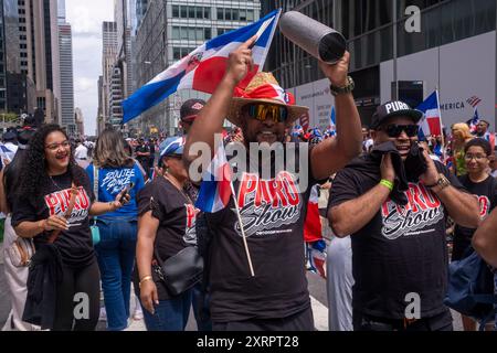 New York, États-Unis. 11 août 2024. Les participants jouent de la musique au défilé de la fête dominicaine sur la 6e Avenue. Le défilé de la fête nationale dominicaine a célébré 42 ans de marche sur la Sixième Avenue à Manhattan. Le défilé célèbre la culture dominicaine, le folklore et les traditions. (Photo de Ron Adar/SOPA images/SIPA USA) crédit : SIPA USA/Alamy Live News Banque D'Images