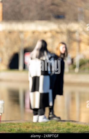 Deux femmes marchant dans la rue. De vraies personnes. Image floue. Banque D'Images
