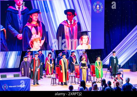 Cérémonie de remise des diplômes au Butterworth Hall, Université de Warwick. Les universitaires et le président de séance sur scène avant le début de la cérémonie de remise des prix. Banque D'Images