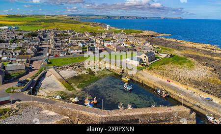 Rosehearty Aberdeenshire Écosse les maisons du village et le port avec de petits bateaux de pêche en été Banque D'Images