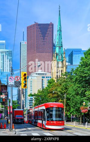 Tramway ou tramway moderne dans le centre-ville, Toronto, Canada Banque D'Images