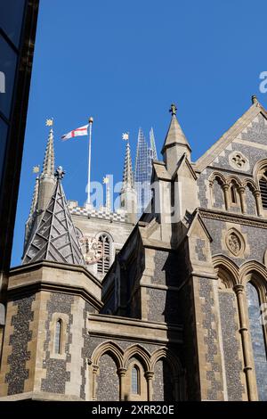 Londres - 06 10 2022 : détail de la cathédrale de Southwark avec le gratte-ciel Shard en arrière-plan Banque D'Images