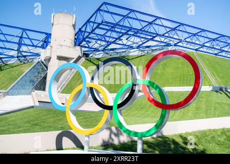 Paris, France, 11 août 2024. Symbole des anneaux olympiques devant Bercy Arena - Jacques Julien / Alamy Live News Banque D'Images