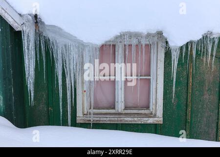 Maison typique groenlandaise couverte de neige en hiver, neige profonde, Tasiilaq, Groenland oriental, Groenland Banque D'Images