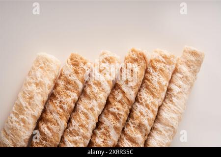 Croustillant et délicieux croustillant noix de coco croustillant petit déjeuner aux œufs de gros plan sur fond blanc Banque D'Images