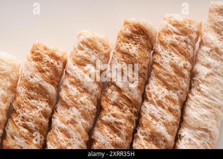 Croustillant et délicieux croustillant noix de coco croustillant petit déjeuner aux œufs de gros plan sur fond blanc Banque D'Images