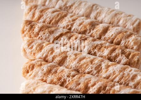 Croustillant et délicieux croustillant noix de coco croustillant petit déjeuner aux œufs de gros plan sur fond blanc Banque D'Images