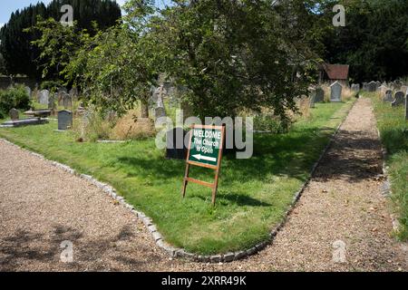 Une pancarte accueille les visiteurs et les membres de la congrégation à l'église St Mary's dans le village de Slindon, dans le Sussex de l'Ouest, South Downs, le 9 août 2024, à Slindon, en Angleterre. Banque D'Images