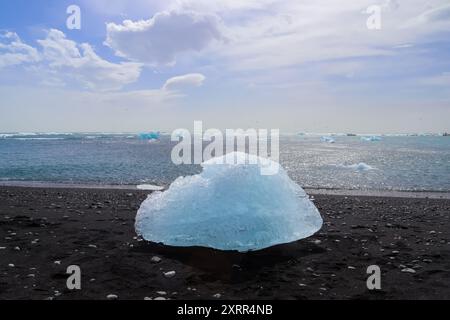 Diamond Beach en Islande avec des icebergs bleus fondant sur san noir Banque D'Images