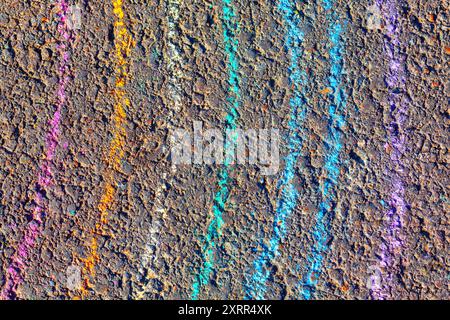 Dessin coloré à la craie d'un arc-en-ciel étalé sur le trottoir. Сolorful dessin à la craie sur une surface en béton. Les couleurs sont vives et vibrantes, creati Banque D'Images